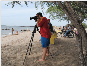 Francisco Orgaz haciendo fotos de unos de los recursos ecoturísticos de Dajabon, Educar para Vivir